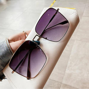 Gafas de Sol Cuadradas Grandes para Mujer Qianai, Montura Dorada, Lentes con Degradado de Aguacate a Rosa, Protección UV400 Tipo 3 - Product Image 1