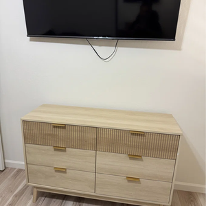 <span class=keywords><strong>Commode</strong></span> moderne en bois à 6 tiroirs avec poignées dorées, panneaux avant texturés, <span class=keywords><strong>commode</strong></span> de style mid-century moderne pour le rangement de la chambre à coucher - Product Image 4