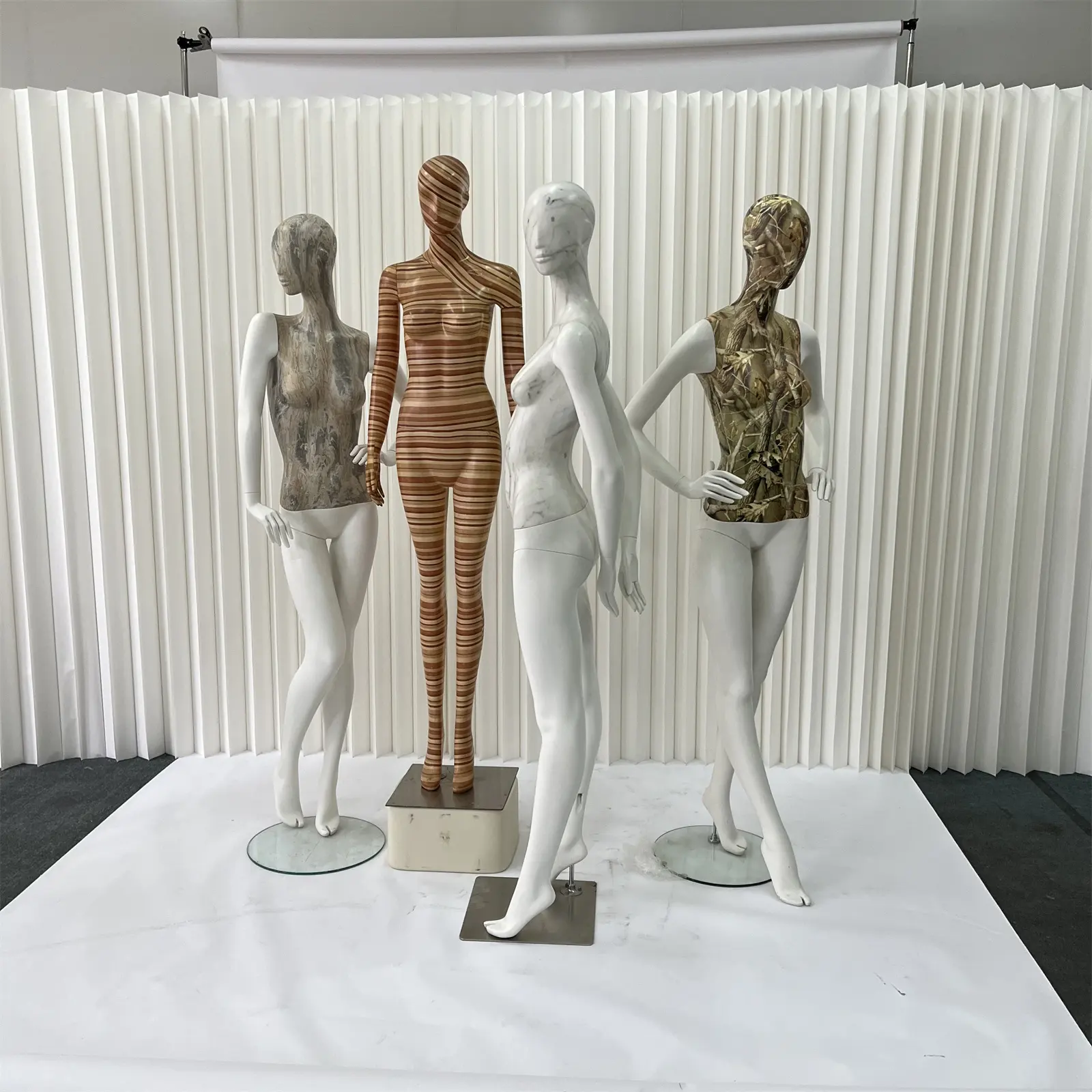 Mode Curvy Mannequins Vrouwelijke Stand Glasvezel Realistische Full-Body Vrouwen Dummy Torso Met Patroon Voor Kleding Display