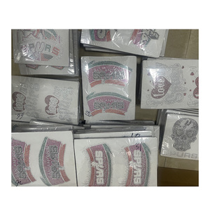 Venta al <span class=keywords><strong>por</strong></span> mayor de diseños de diamantes de imitación termoadhesivos de baloncesto de San Antonio, listos para enviar, para camisetas y sudaderas. - Product Image 1