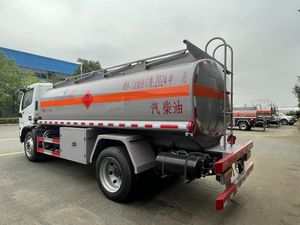 Dongfeng 4X2 8T 210HP Camion-citerne en acier inoxydable Camion de distribution en aluminium - Product Image 5