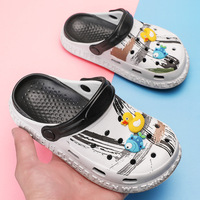Chaussures décontractées d'intérieur pour enfants en EVA antidérapantes à semelle souple avec boucle, motif camouflage de style dessin animé, pour garçons et filles