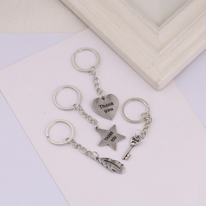 Colgante de llavero de corazón de plata antigua, de aleación de zinc con grabado, accesorios DIY para bolsos y auriculares - Product Image 1
