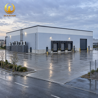 Entrepôt en structure métallique préfabriquée à grande portée avec quais de chargement et bureaux