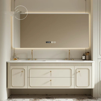 Meuble de salle de bain moderne de luxe avec niche encastrée pleine hauteur, comptoir en marbre suspendu au mur