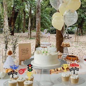 Décorations de cupcakes sur le thème des voitures de course : feux de circulation, roues, trophées, drapeaux, casques, pics à cupcakes pour fête d'anniversaire de garçon sur le thème de la course - Product Image 4