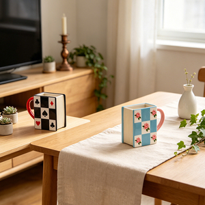 Tasse à café/thé en céramique Redeco motif damier carré, motif cartes à jouer et roses, cadeau, vente en gros, logo personnalisé - Product Image 2