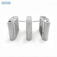 Porte rapide bidirectionnelle OUTUS avec lecteur de carte RFID et système anti-retour pour entrées de bureaux à fort trafic