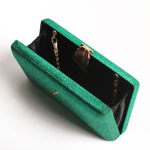 Textura cepillada Bv Style Gold Leaf Decoración Elegante Old Money Style Medieval Bag - Product Image 3