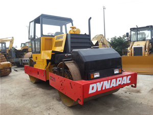 Rouleau vibratoire à double tambour Dynapac CC211 classique et original suédois, utilisé pour la pose d'asphalte, l'entretien routier, les trottoirs, etc. - Product Image 1