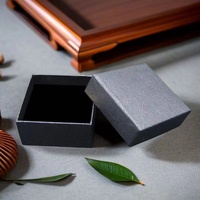 Boîte à bijoux rigide carrée avec logo personnalisé, couvercle et base, motif nuage blanc, emballage en carton pour bagues, boucles d'oreilles, colliers