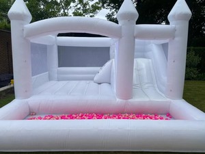 Château gonflable commercial blanc avec toboggan et piscine à balles, structure de jeu tout-en-un pour événements - Product Image 4