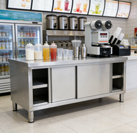 Plan de travail en acier inoxydable avec porte coulissante et rangement multi-niveaux, table de cuisine commerciale pour utilisation en restauration hôtelière