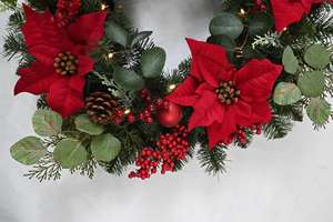 Guirnalda Navideña Decorativa Artificial para Colgar al Aire Libre, Diseño de Moda con Flores y Bayas Rojas - Product Image 4