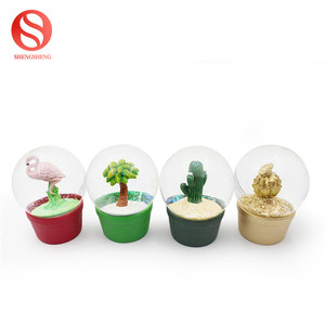 10 cm del árbol de <span class=keywords><strong>coco</strong></span> de recuerdo nieve regalos baratos <span class=keywords><strong>deco</strong></span> resina grande árbol de Palma globo de nieve - Product Image 2