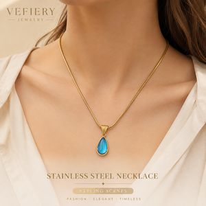 Collier en acier titane couleur or avec pierre bleue en forme de larme et chaîne serpent - Product Image 2