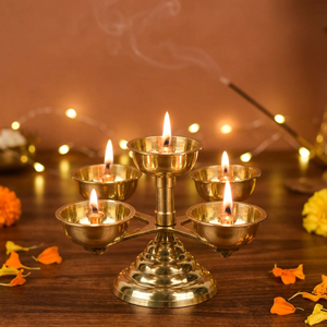 Lampe à huile traditionnelle en laiton pur à cinq faces Panchadeep Bhadradeepam, à mèches multiples, pour la décoration des temples, la prière à domicile et les fêtes. - Product Image 1