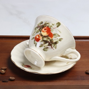 Promotion à prix réduit : Tasse à café en céramique motif pomme rouge rétro européenne avec bord doré et soucoupe - Product Image 4