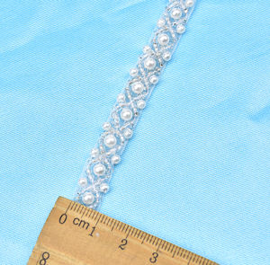 ริบบิ้นลูกไม้สีขาวประดับคริสตัลและมุกสำหรับงานแต่งงาน - Product Image 5