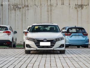 La Honda Accord 2.0L E:HEV Hybrid Sport Hybrid Leader 2022 est une berline hybride électrique de taille moyenne. - Product Image 2