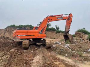 Excavatrice sur chenilles Doosan DX300LC d'occasion en excellent état, modèle 2018, 33 tonnes, composants principaux : moteur, pompe, boîte de vitesses, roulement, godet de 1,2 m - Product Image 2