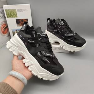 Vente en gros bon marché baskets respirantes à semelle épaisse pour femmes chaussures de marche à la mode - Product Image 3