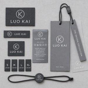 Ensemble complet d'accessoires de vêtement personnalisés avec étiquette principale, étiquette volante, patch en cuir thermocollant, sac à fermeture éclair et sac anti-poussière pour emballage - Product Image 1