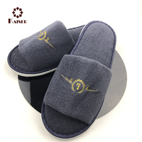 Pantoufle d'hôtel en tissu éponge noir personnalisée avec logo