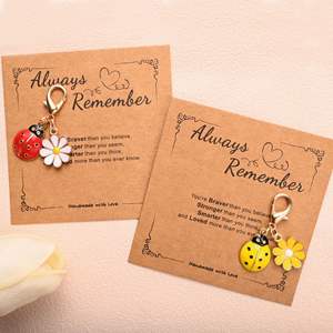 Llavero de Moda 2025 de Daisy <span class=keywords><strong>Miraculous</strong></span> <span class=keywords><strong>Ladybug</strong></span> con Tarjeta Always Remember, Colgantes de <span class=keywords><strong>Ladybug</strong></span> y Daisy, Accesorios para Bolsos - Product Image 3