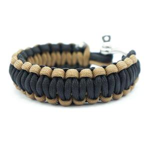 Bracelet multifonctionnel 5-en-1 réglable camouflage pour homme, outil de survie en plein air pour camping et randonnée, en polyester 1L - Product Image 1