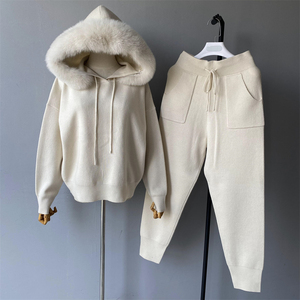 Set Due Pezzi Personalizzato da <span class=keywords><strong>Donna</strong></span>: Felpa con Cappuccio in Lana Traspirante e Pantaloni a Gamba <span class=keywords><strong>Larga</strong></span> con Logo Frontale - Product Image 2