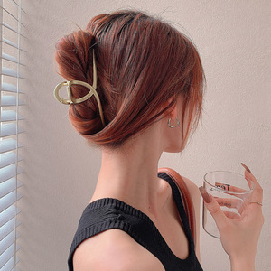 Fermaglio per Capelli in Metallo Texturizzato con Design a Perla, Grande Clip Versatile per Donna - Product Image 3