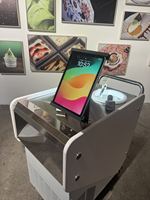 Alles-in-één: de ideale machine om verse ijsjes en gelato te produceren, te serveren en te presenteren; elektrische mobiele gelato-kar op batterijen.