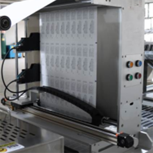 Máquina automática de envasado de blísteres para jeringas médicas desechables; Máquina de envasado de blísteres de película de papel <span class=keywords><strong>y</strong></span> plástico PVC/PET - Product Image 3