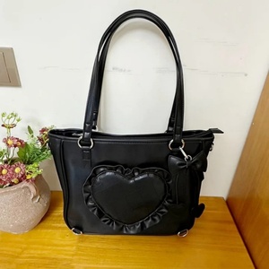 Fabricante de Bolsos de Cuero: Bolso Bandolera 2 en 1 con Forma de Corazón y Correa Ajustable para Conveniones - Product Image 4