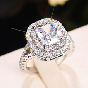 Anello da Cocktail Q173 per Donna con Zirconia Cubica Taglio Principessa e Incastonatura a Pavé, Anello di Fidanzamento alla Moda - Product Image 1