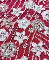 Tissu en dentelle de tulle brodé de feuilles florales dispersées, orné de perles et de paillettes, avec des perles lourdes, idéal pour les robes de mariée et de soirée