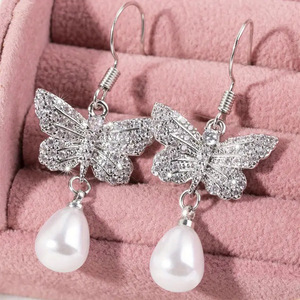 Orecchini a Gancio con Perle Simulate a Forma di Farfalla per Donne, Eleganti Gioielli da Sposa - Product Image 2