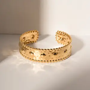 XIXème Bracelet Femme Dainty Plaqué or 18 carats Acier inoxydable ouvert Marteau gaufré Motif Bijoux de mode Bracelets Bangle