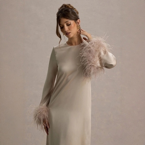 Robe maxi de soirée en satin à plumes d'autruche haut de gamme et luxueuse - Robe de soirée à manches longues personnalisable et exquise avec taille haute - Product Image 5