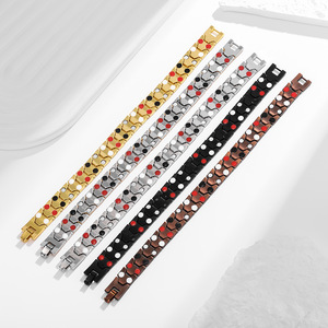 Correa de reloj hexagonal de metal para hombre, pulsera ajustable de acero inoxidable con cierre magnético, disponible en varios colores - Product Image 2