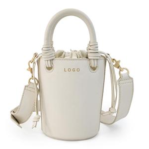 Sac à main en cuir PU végétalien de luxe personnalisé OEM à bas quantité minimale de commande pour les femmes sac à bandoulière minimaliste sac seau de mode pour dames - Product Image 1