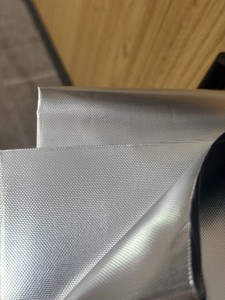 Feuille d'isolation thermique en tissu de fibre de verre avec feuille d'aluminium ignifuge de qualité construction pour l'isolation des toits et des murs - Product Image 1