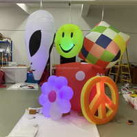 Suspendu led éclairage gonflable cube de dés tête extraterrestre gonflable sourire visage signe de paix pour les décorations