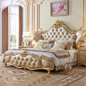 <span class=keywords><strong>Letto</strong></span> <span class=keywords><strong>Matrimoniale</strong></span> di Lusso Europeo con Testiera Alta in Legno Massello di Quercia, Dettagli in Pelle <span class=keywords><strong>Oro</strong></span> Champagne, Intagli e Ricami, per Camera da <span class=keywords><strong>Letto</strong></span> Principale o Nuziale - Product Image 1