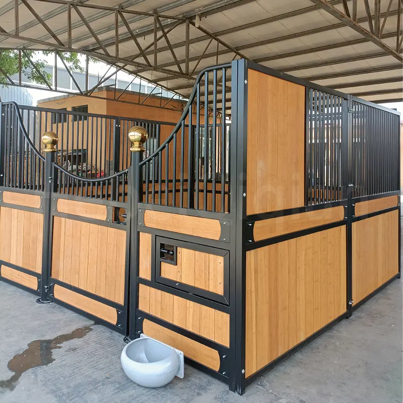 صندوق بتصميم أوروبي بطول 10 12 14 قدم مطلي بالبودرة به دبابيس خشبية ومصنوع من الصلب منتجات حصانية مع مفرش تغذية