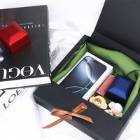 Boîtes cadeaux carrées en papier kraft texturé de qualité supérieure, personnalisables, cartons épais et robustes pour l'emballage de produits quotidiens.