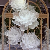 Arrangements floraux géants en organza blanc sur mesure, luxueux et haut de gamme, pour décorations de mariage et vitrines.