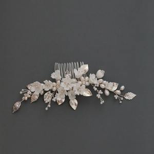 Peine de <span class=keywords><strong>pelo</strong></span> de novia de <span class=keywords><strong>flores</strong></span> blancas de cerámica popular Europa y los Estados Unidos tocado de novia accesorios <span class=keywords><strong>para</strong></span> <span class=keywords><strong>el</strong></span> cabello de perlas <span class=keywords><strong>naturales</strong></span> - Product Image 4