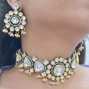 Élégant tour de cou Kundan en verre non coupé avec tentures en perles ensemble de bijoux de mariée traditionnel moderne pour femmes collier simple pour filles - Product Image 4